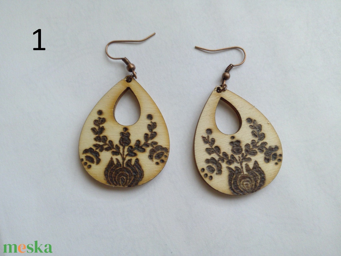 Népies fülbevaló fából - ékszer - fülbevaló - lógó fülbevaló - Meska.hu