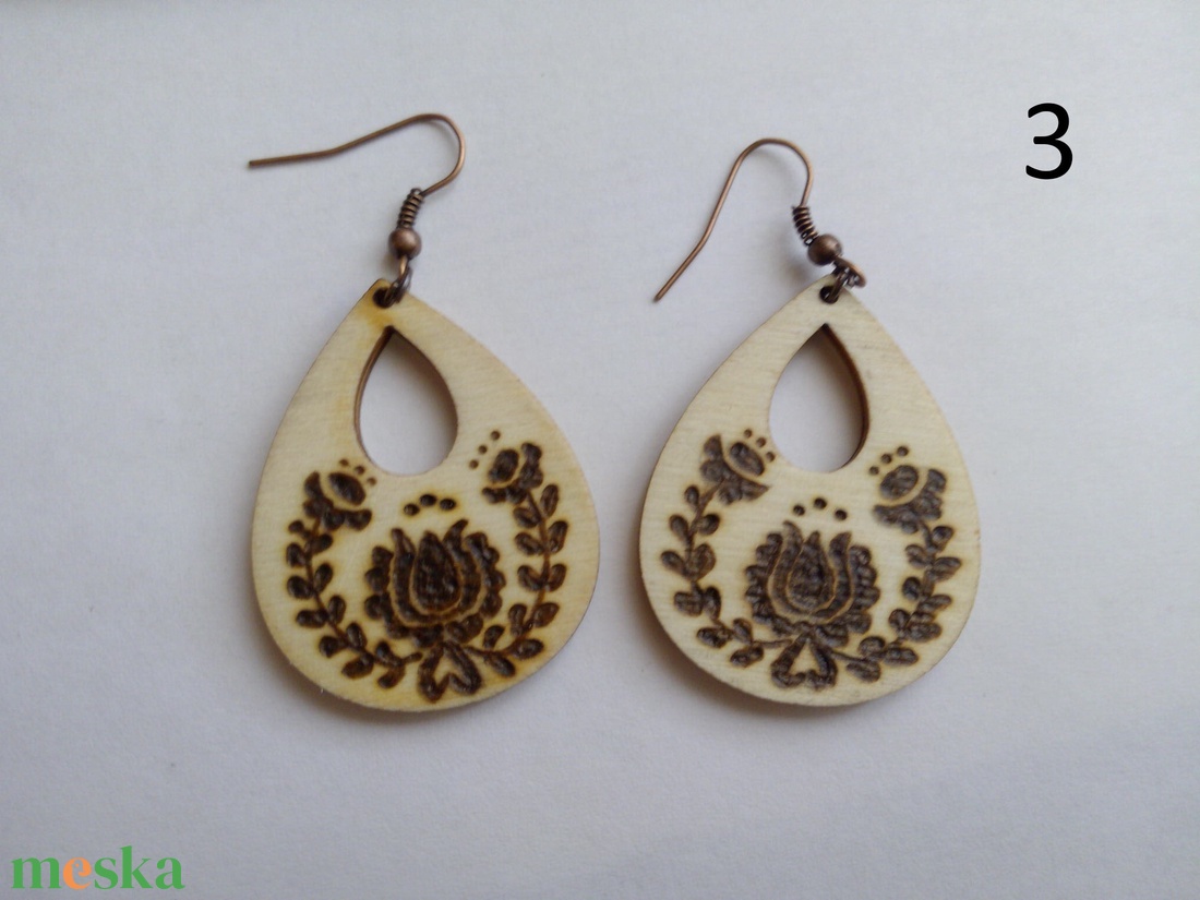 Népies fülbevaló fából - ékszer - fülbevaló - lógó fülbevaló - Meska.hu