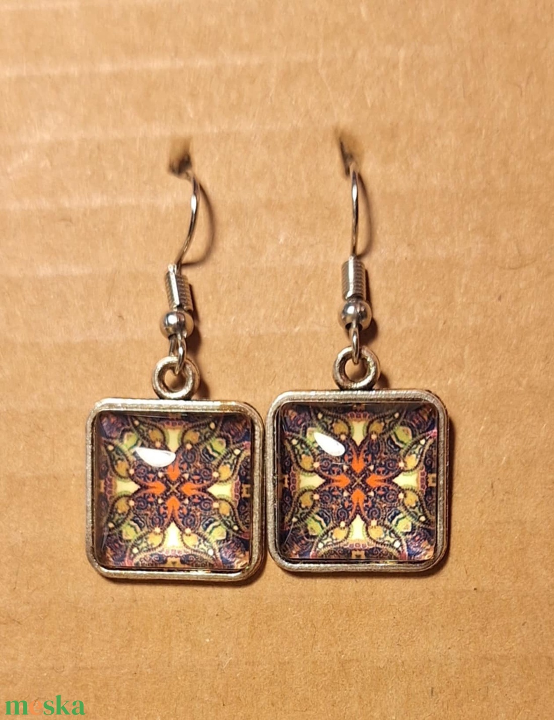 Fülbevaló - zöld-sárga mintával - ékszer - fülbevaló - lógó fülbevaló - Meska.hu