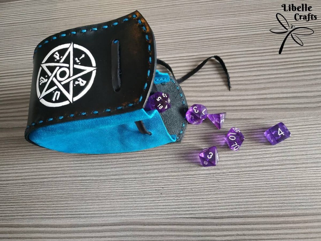 M.A.G.U.S. szimbólumos kockatartó szütyő - KÉK - játék & sport - táblajáték és kártyajáték - társasjátékok - dobókocka - Meska.hu