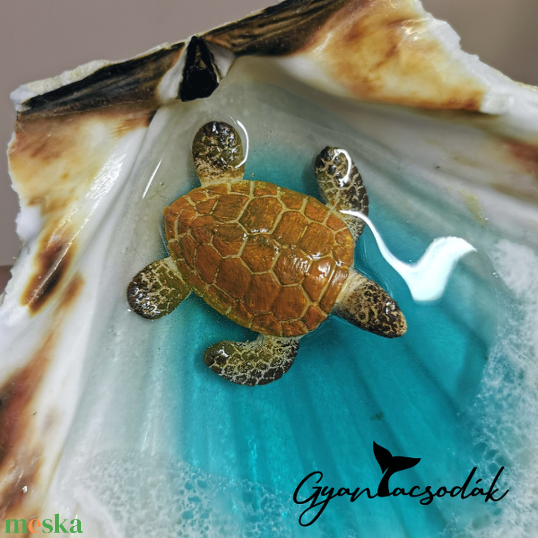 Óriás kagyló gyűrűtartó, ékszertartó, teknőssel - Epoxi, epoxy gyanta, műgyanta - Gyantacsodák - esküvő - kiegészítők - gyűrűtartó & gyűrűpárna - Meska.hu Óriás kagyló gyűrűtartó, ékszertartó, teknőssel - Epoxi, epoxy gyanta, műgyanta - Gyantacsodák - esküvő - kiegészítők - gyűrűtartó & gyűrűpárna - Meska.hu