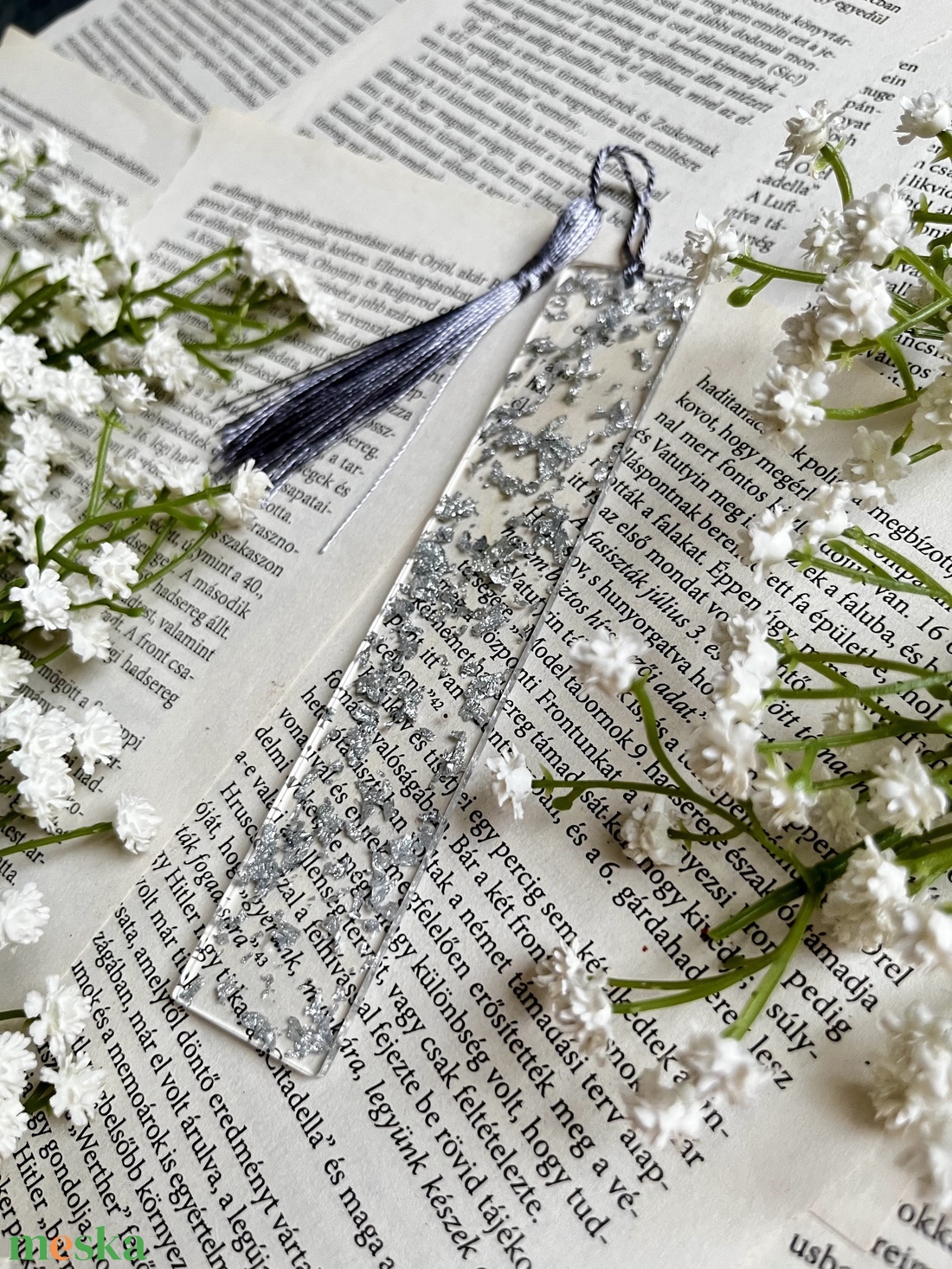 Ezüsthíd gyantakönyvjelző szürke bojttal - könyv & zene - könyvjelző - Meska.hu Ezüsthíd gyantakönyvjelző szürke bojttal - könyv & zene - könyvjelző - Meska.hu