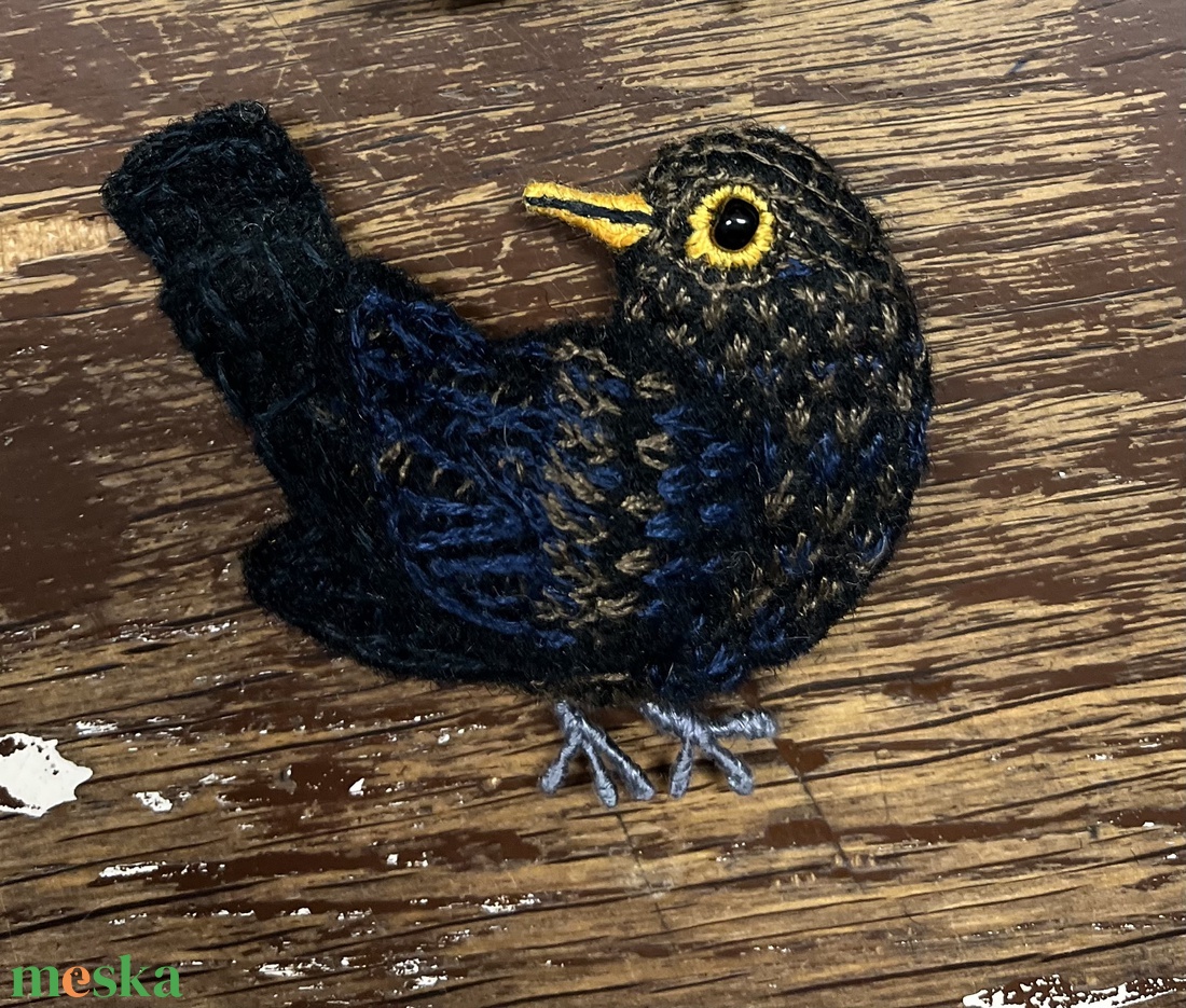 Hímzett madár kitűzők - ékszer - kitűző és bross - Meska.hu