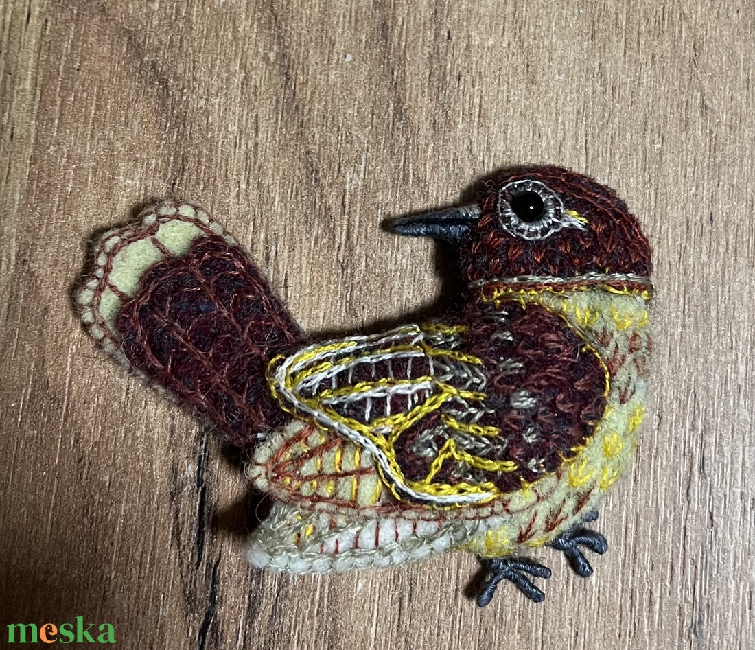 Hímzett madár kitűzők - ékszer - kitűző és bross - Meska.hu