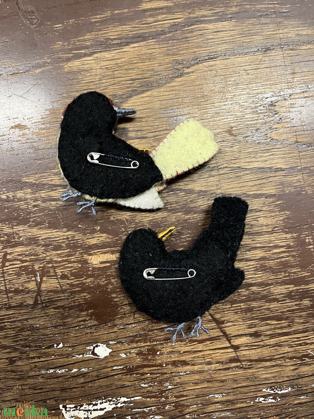 Hímzett madár kitűzők - ékszer - kitűző és bross - Meska.hu