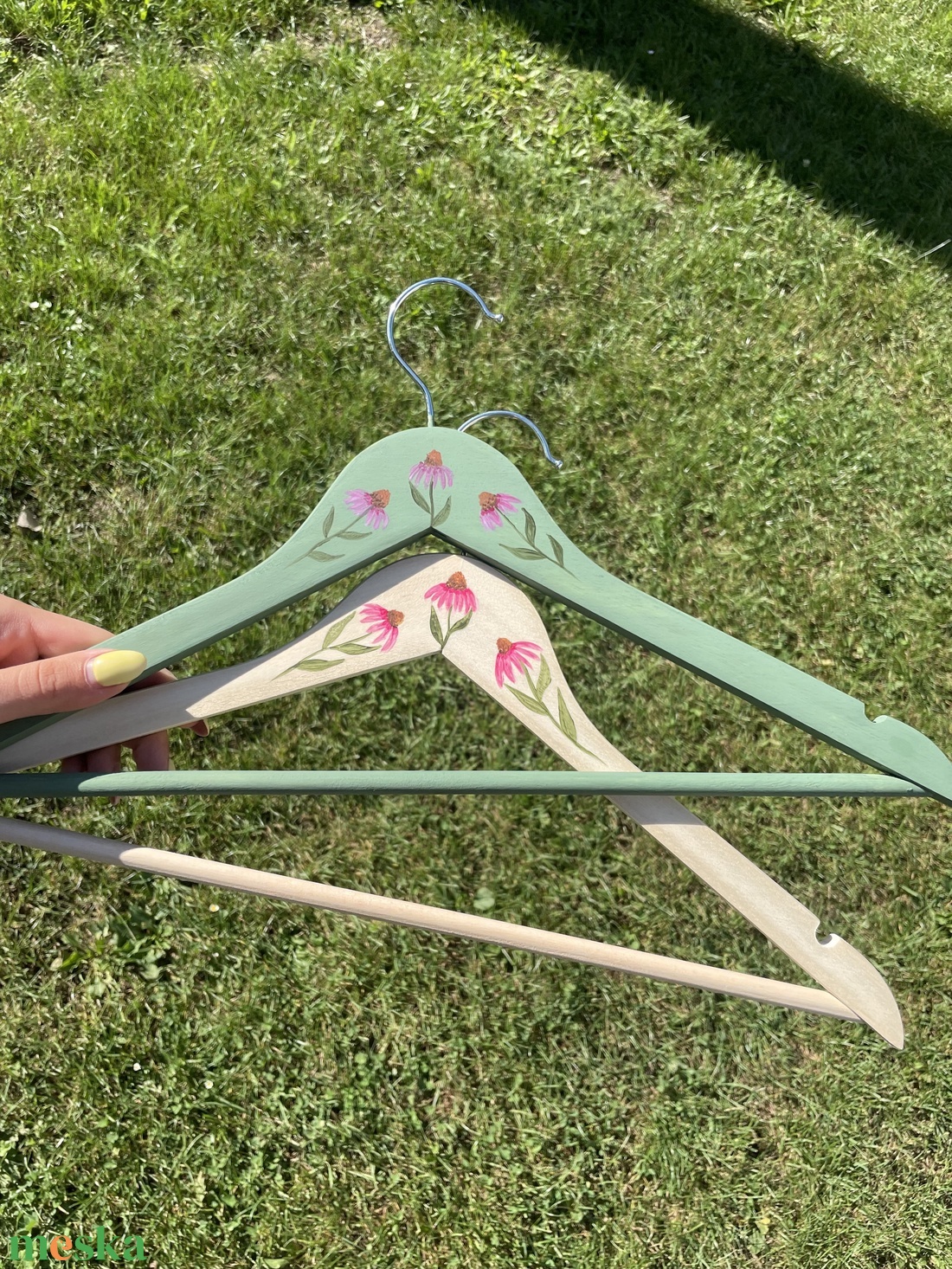 Kas virágos festett vállfa - esküvő - ruha - vállfa - Meska.hu