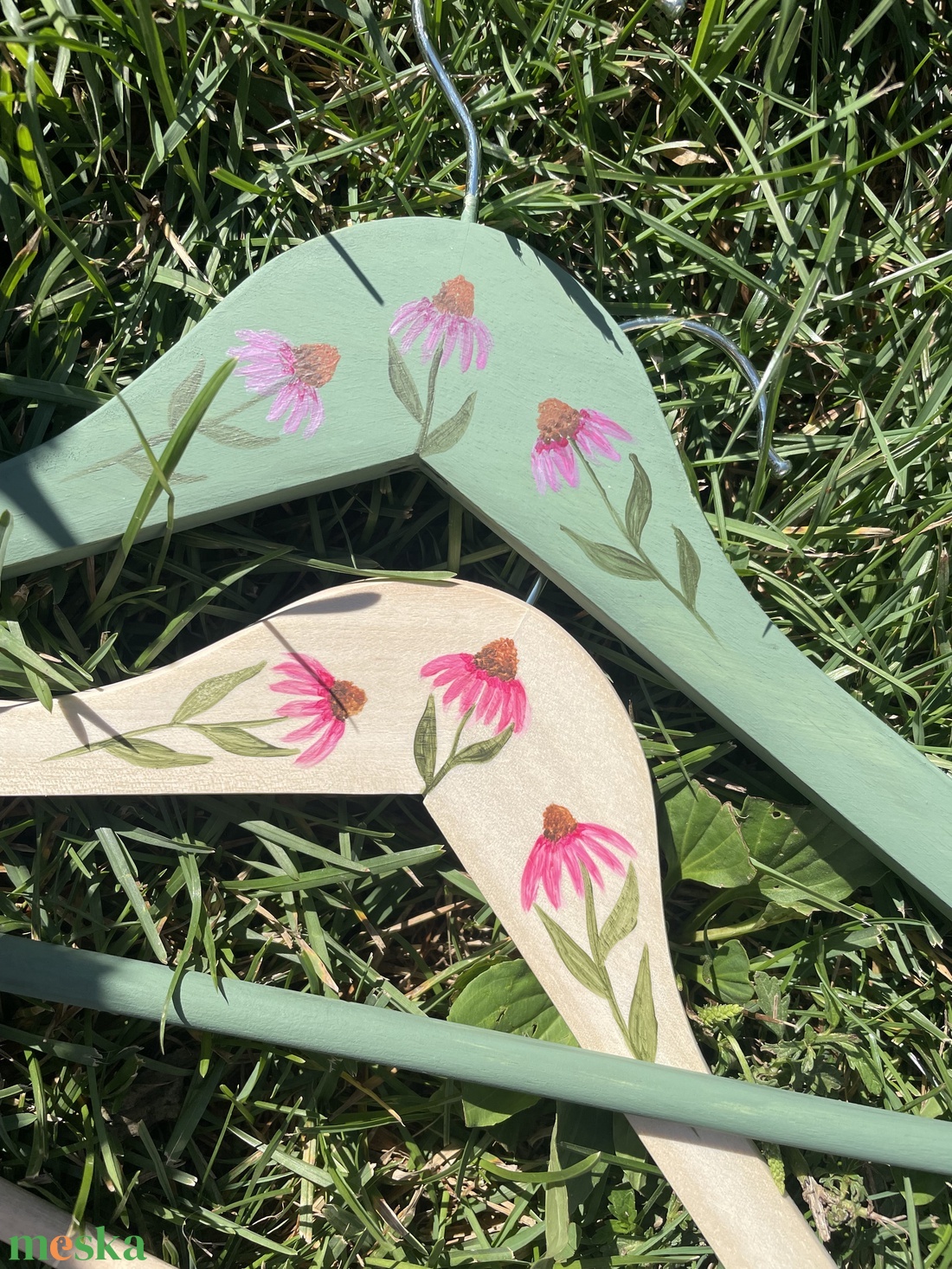 Kas virágos festett vállfa - esküvő - ruha - vállfa - Meska.hu