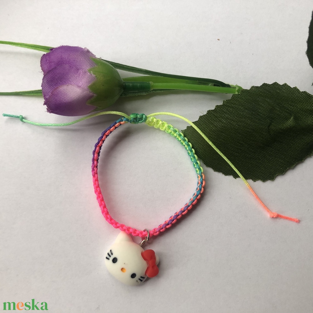 Fonott makramé karkötő Hello Kitty medállal - ékszer - karkötő - fonott karkötő - Meska.hu Fonott makramé karkötő Hello Kitty medállal - ékszer - karkötő - fonott karkötő - Meska.hu