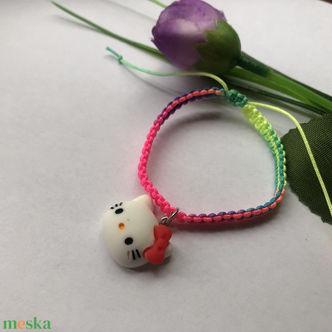 Fonott makramé karkötő Hello Kitty medállal - ékszer - karkötő - fonott karkötő - Meska.hu Fonott makramé karkötő Hello Kitty medállal - ékszer - karkötő - fonott karkötő - Meska.hu