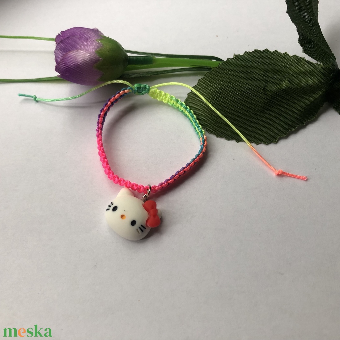 Fonott makramé karkötő Hello Kitty medállal - ékszer - karkötő - fonott karkötő - Meska.hu Fonott makramé karkötő Hello Kitty medállal - ékszer - karkötő - fonott karkötő - Meska.hu