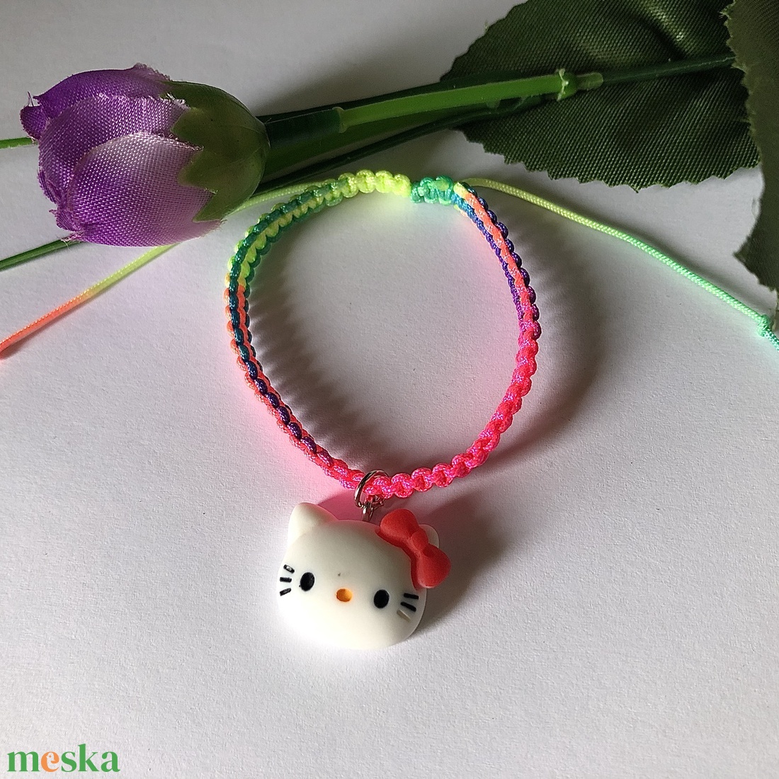 Fonott makramé karkötő Hello Kitty medállal - ékszer - karkötő - fonott karkötő - Meska.hu Fonott makramé karkötő Hello Kitty medállal - ékszer - karkötő - fonott karkötő - Meska.hu