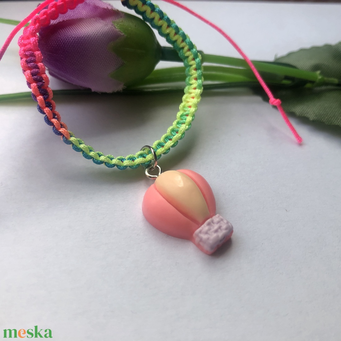 Fonott-makramé karkötő hőlégballon medállal - ékszer - karkötő - fonott karkötő - Meska.hu