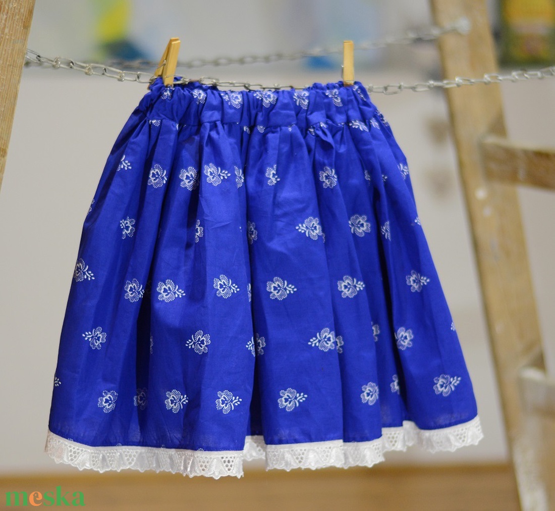 PÖRGŐS, állítható derekú, 2 szélhosszas, 20-80 cm hosszú,nagy virágos világos kékfestő mintájú néptáncos szoknya - ruha & divat - női ruha - szoknya - Meska.hu