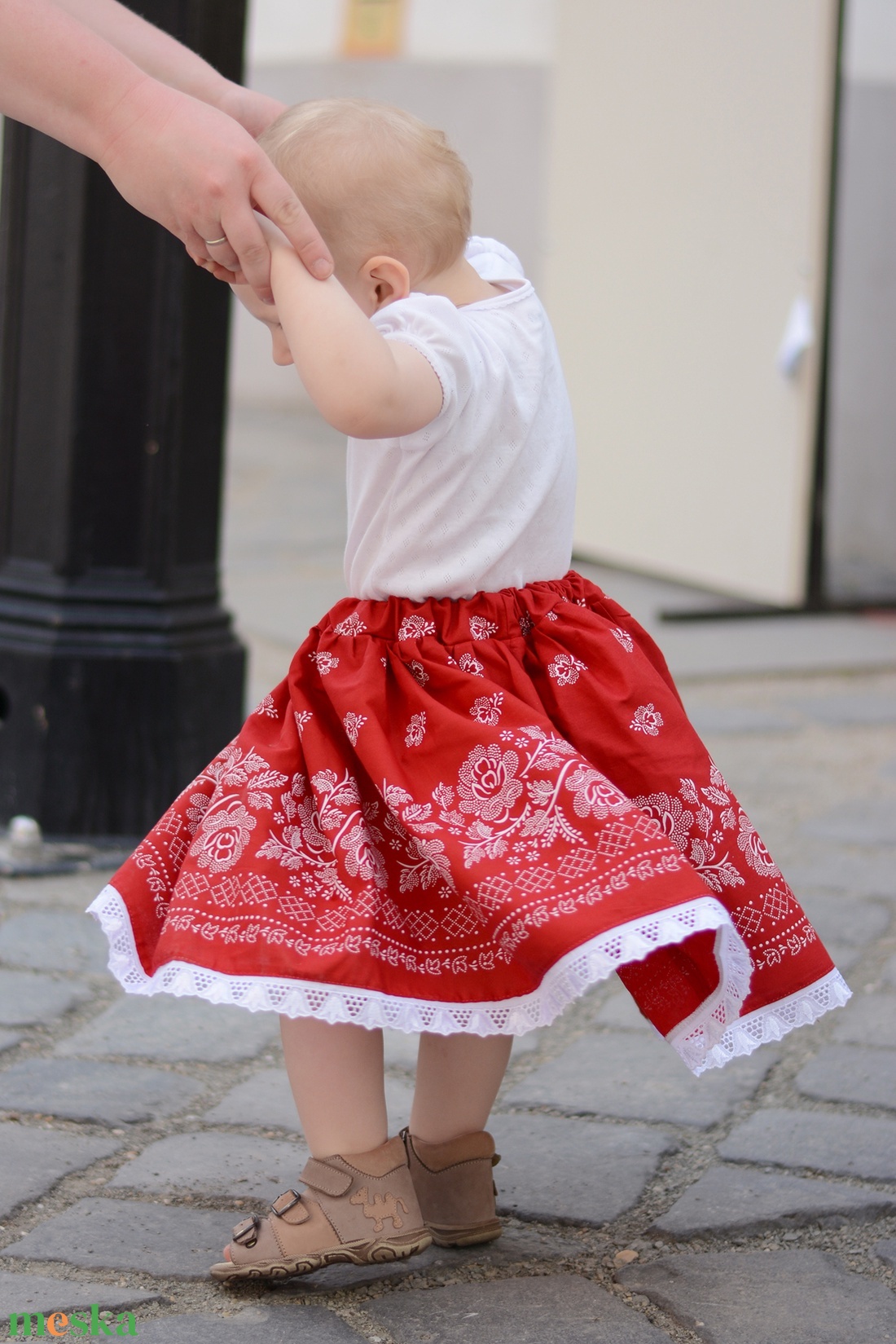 PÖRGŐS, állítható derekú, 2 szélhosszas, 20-60 cm hosszú, bordűrös pirosfestő mintájú néptáncos szoknya - ruha & divat - babaruha & gyerekruha - szoknya - Meska.hu