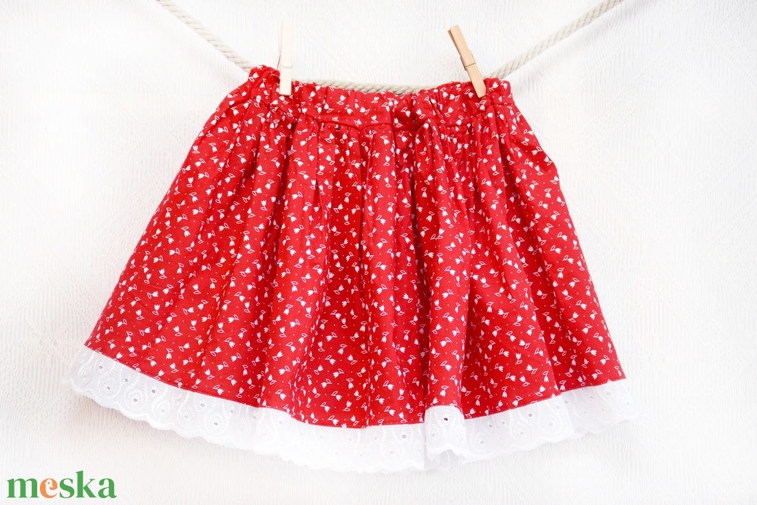 PÖRGŐS, állítható derekú, 2 szélhosszas, 20-80 cm hosszú, tulipános pirosfestő mintájú néptáncos szoknya - ruha & divat - babaruha & gyerekruha - szoknya - Meska.hu