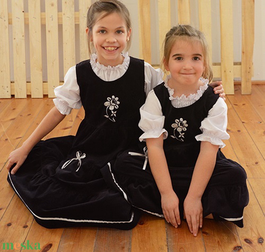 Kord ruha 110-164-es, sötét kék, ezüst hímzéssel, szatén szalaggal - ruha & divat - babaruha & gyerekruha - ruha - Meska.hu Kord ruha 110-164-es, sötét kék, ezüst hímzéssel, szatén szalaggal - ruha & divat - babaruha & gyerekruha - ruha - Meska.hu