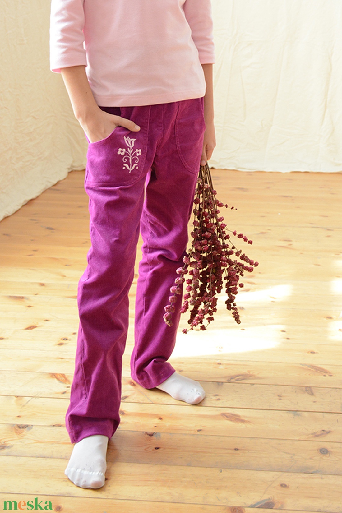 PASSZÉS derekú, kényelmes kord nadrág, 110-164-es, bíbor lila, lány, rózsaszín virág hímzéssel  - ruha & divat - babaruha & gyerekruha - nadrág - Meska.hu