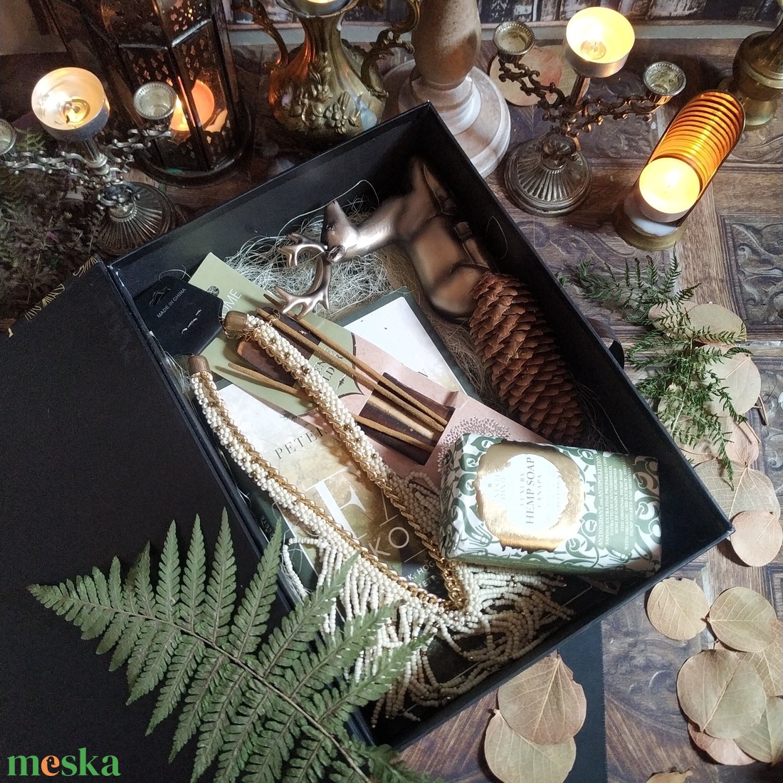 Ajándékcsomag karécsonyra szarvas figurával, kézműves nyakékkel - A fák titkos élete című könyvvel  - szépségápolás - kozmetikai ajándékcsomag - Meska.hu