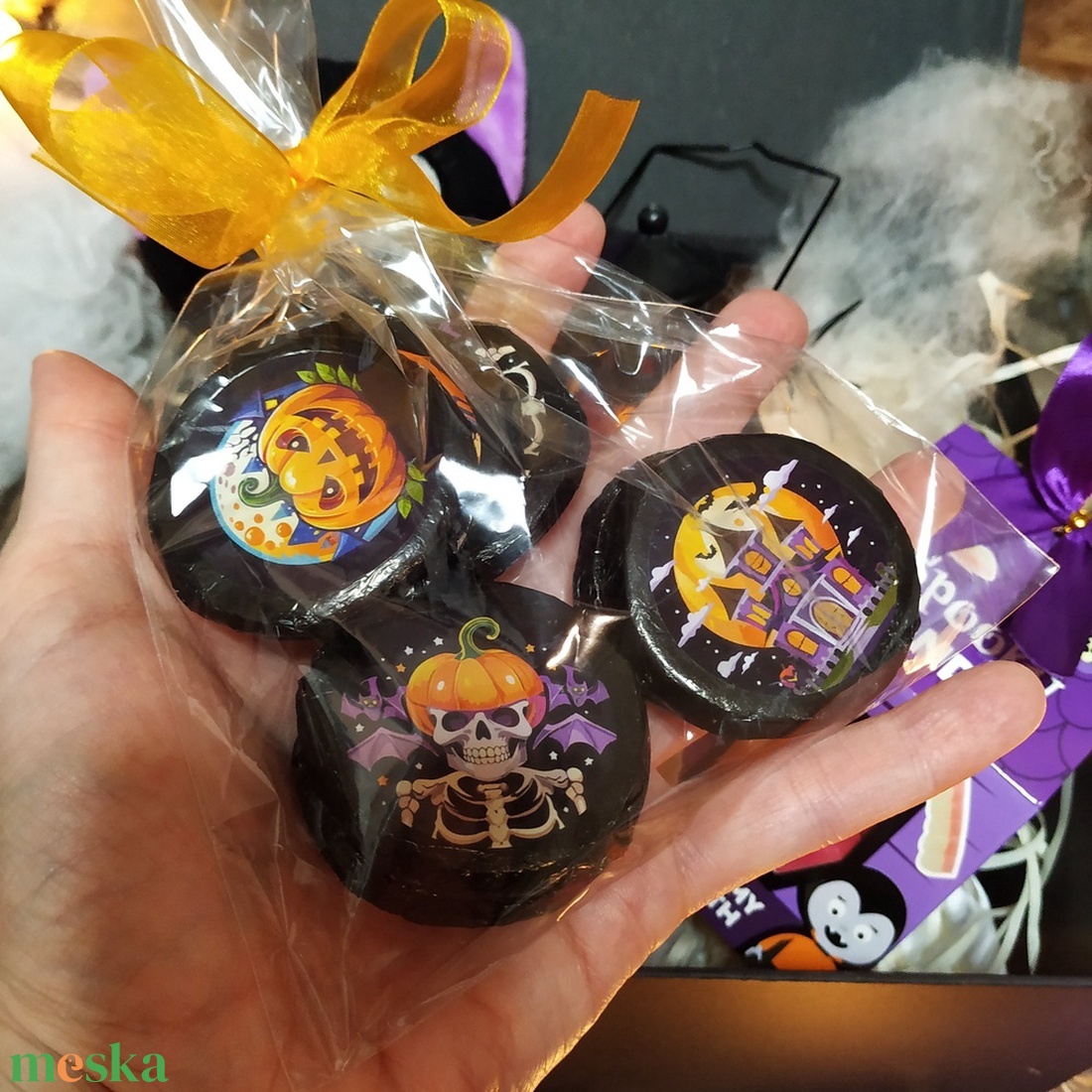 Halloween ajándékcsomag csokival, plüss cicával - Rumos Frici vámpír macska keresi a szerelmét - otthon & életmód - dekoráció - halloween - halloweeni dekoráció - Meska.hu