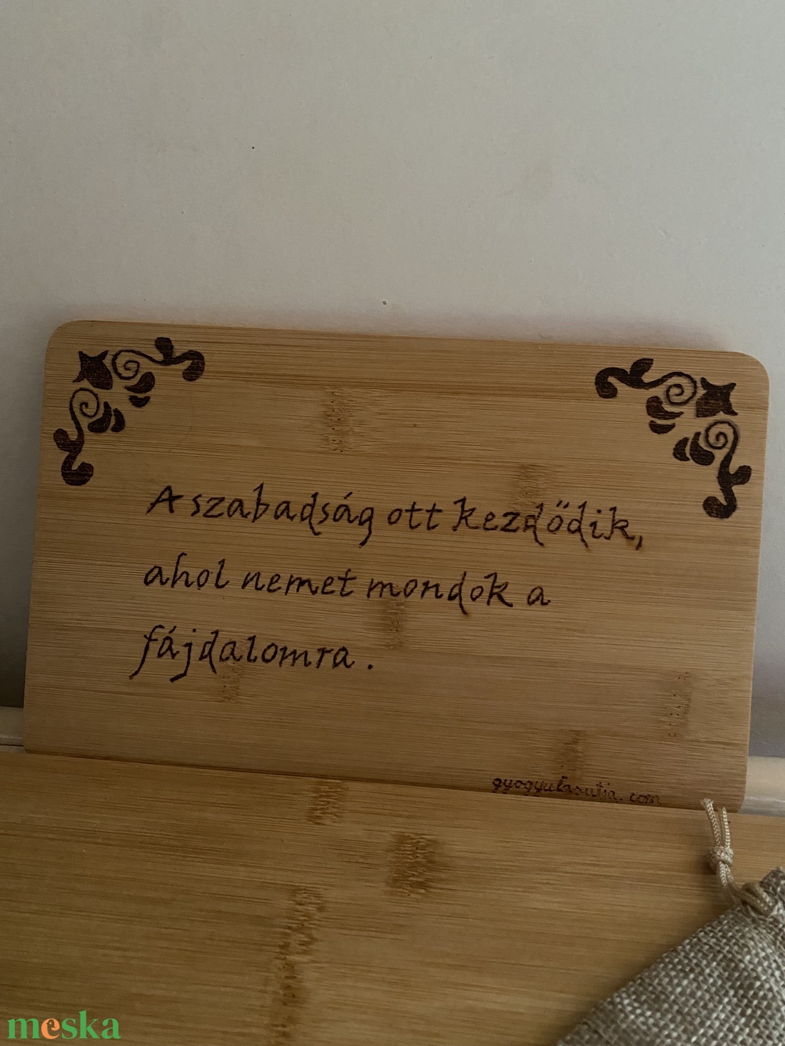 Fa vágódeszka - A szabadság ott kezdődik, ahol nemet mondok a fájdalomra - otthon & életmód - konyhafelszerelés, tálalás - sütés, főzés - vágódeszka - Meska.hu