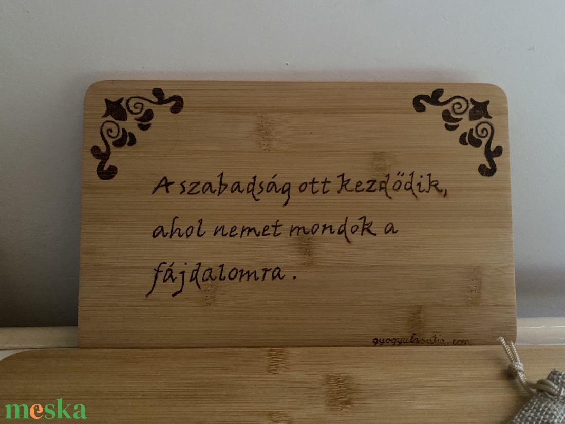 Fa vágódeszka - A szabadság ott kezdődik, ahol nemet mondok a fájdalomra - otthon & életmód - konyhafelszerelés, tálalás - sütés, főzés - vágódeszka - Meska.hu