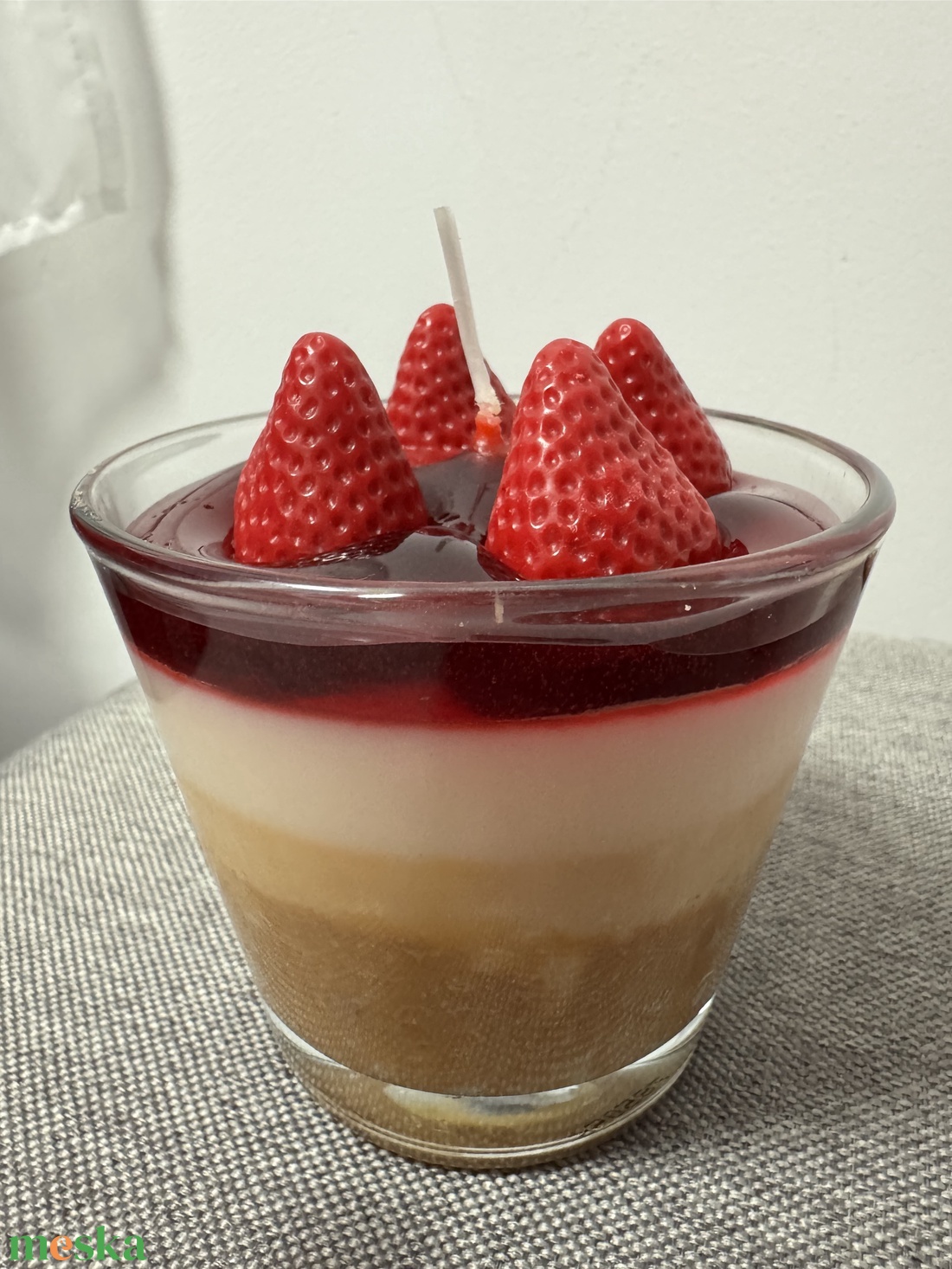 Vaníliás-epres sajttorta desszertgyertya - kellékek & szerszámok - dekorációs kellékek - dekorációs gyertya - Meska.hu