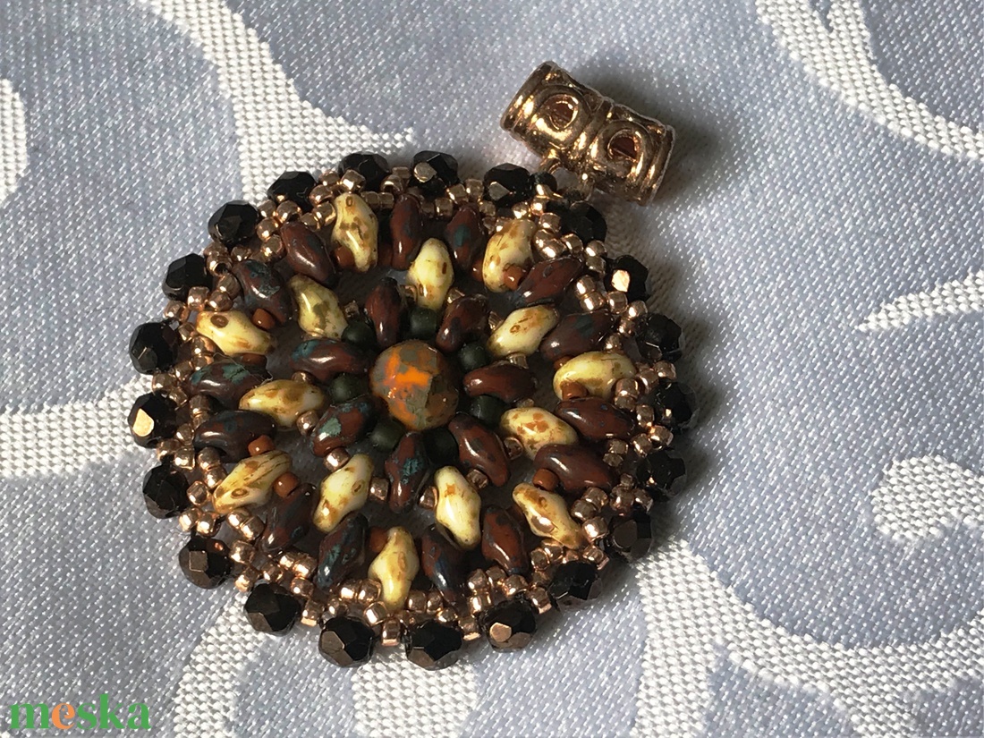 Csinos kerek, antik hatású medál japán és csiszolt gyöngyökkel - ékszer - nyaklánc - medál - Meska.hu