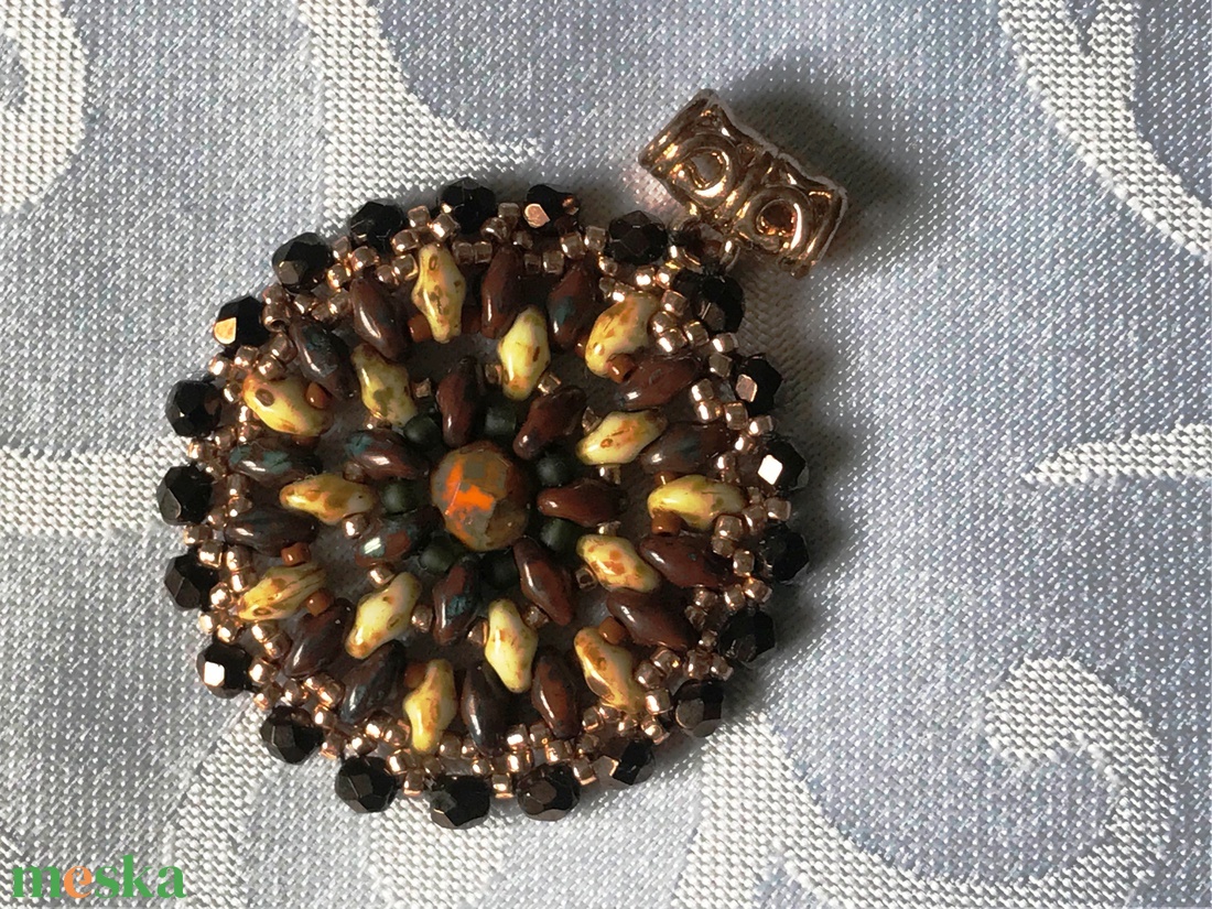 Csinos kerek, antik hatású medál japán és csiszolt gyöngyökkel - ékszer - nyaklánc - medál - Meska.hu