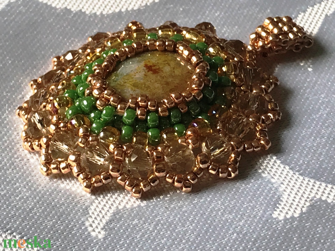 Ásványköves, antik hatású medál japán és csiszolt gyöngyökkel - ékszer - nyaklánc - medál - Meska.hu