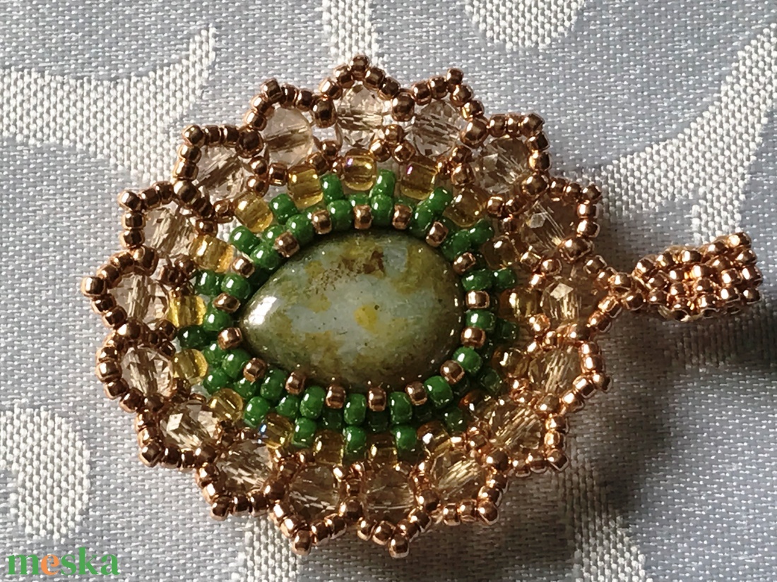 Ásványköves, antik hatású medál japán és csiszolt gyöngyökkel - ékszer - nyaklánc - medál - Meska.hu