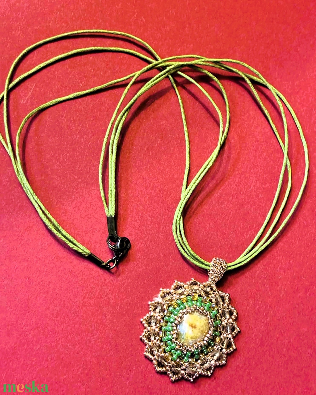 Ásványköves, antik hatású medál japán és csiszolt gyöngyökkel - ékszer - nyaklánc - medál - Meska.hu