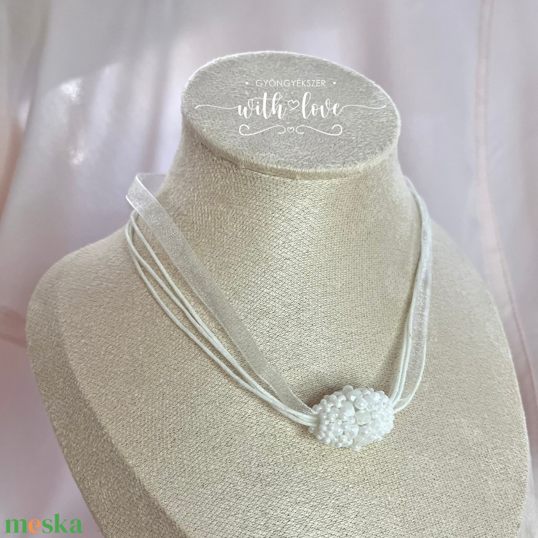 Fehér gyöngymedálos nyaklánc - ékszer - nyaklánc - gyöngyös nyaklánc - Meska.hu