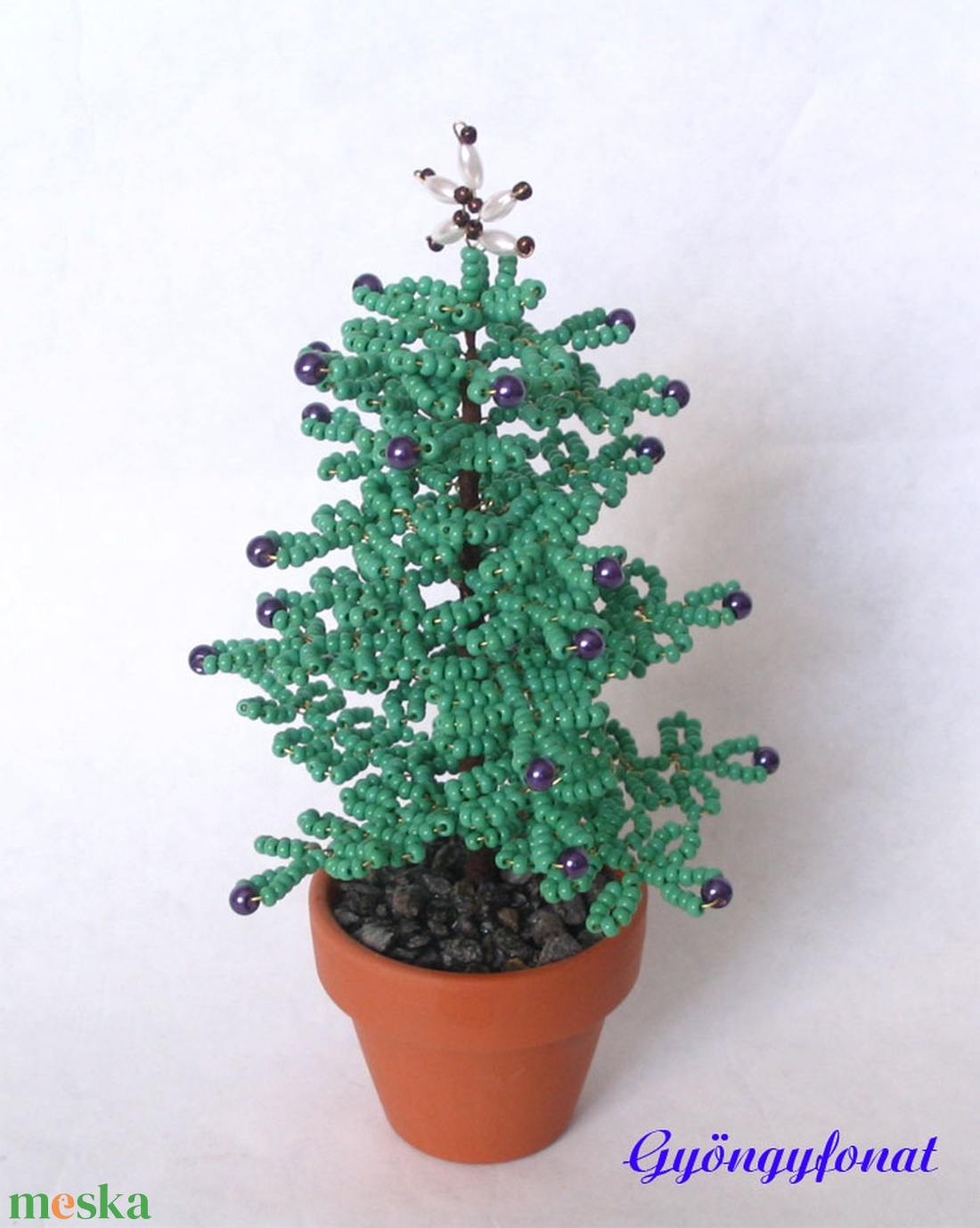 Karácsonyfa gyöngyből lila gömbökkel - karácsony - karácsonyi lakásdekoráció - karácsonyi lakásdíszek - Meska.hu