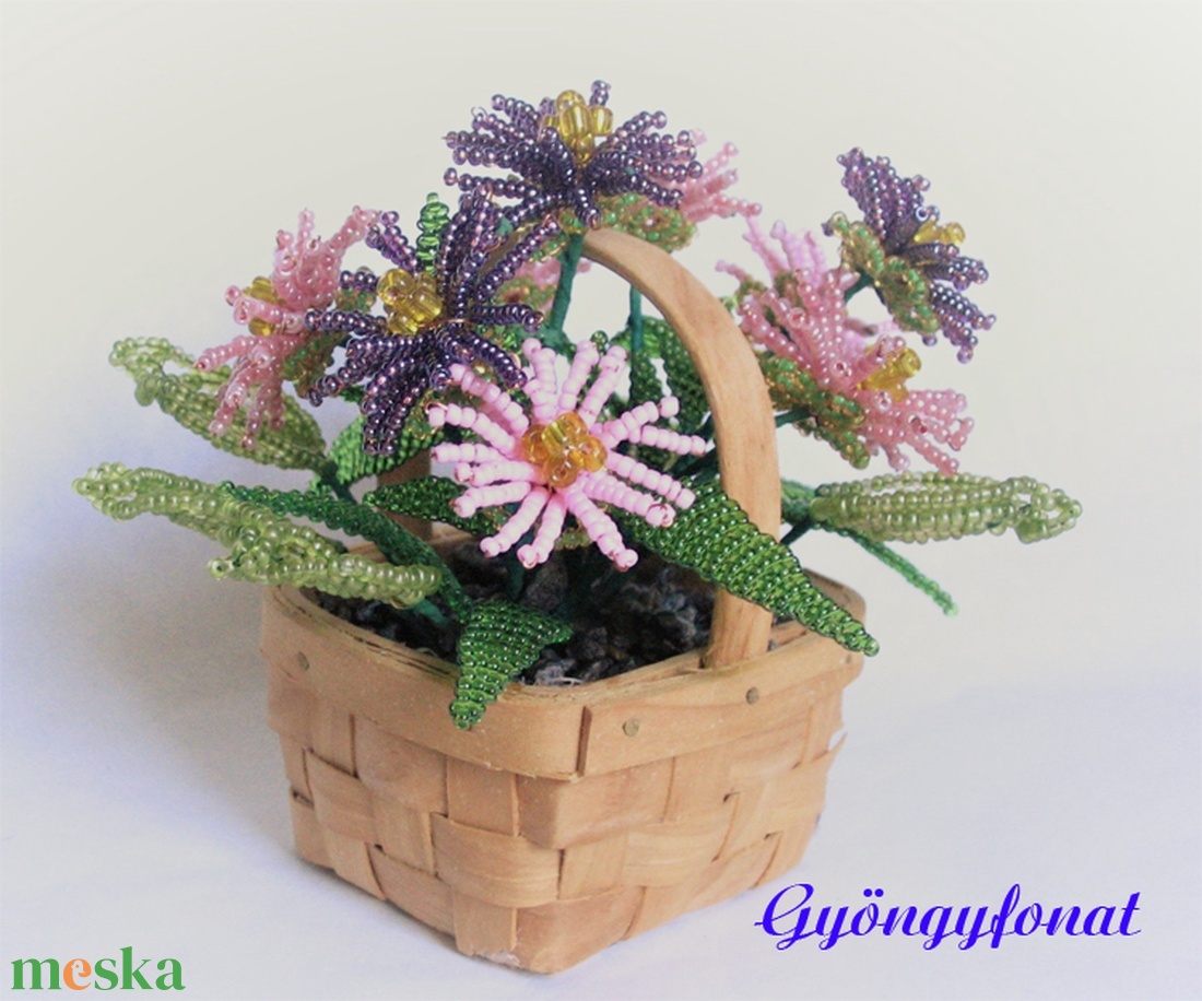 Mirigyes őszirózsa kosárban,  gyöngyből virág, asztaldísz  - otthon & lakás - dekoráció - asztal és polc dekoráció - asztaldísz - Meska.hu
