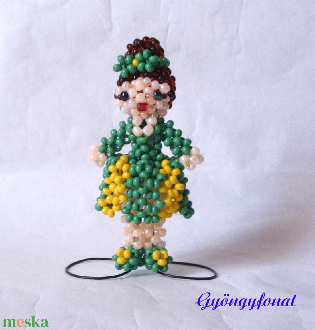 Lány csíkos szoknyában gyöngyből, kabalafigura - táska & tok - kulcstartó & táskadísz - kulcstartó - Meska.hu