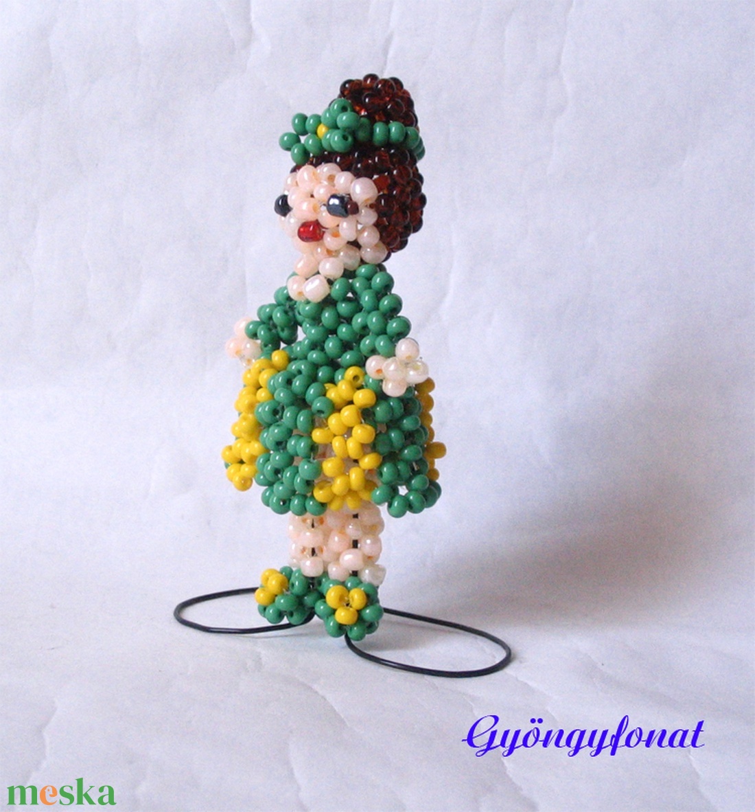 Lány csíkos szoknyában gyöngyből, kabalafigura - táska & tok - kulcstartó & táskadísz - kulcstartó - Meska.hu