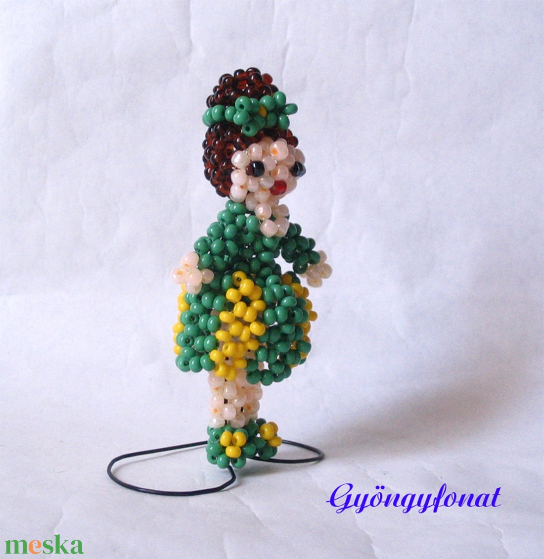 Lány csíkos szoknyában gyöngyből, kabalafigura - táska & tok - kulcstartó & táskadísz - kulcstartó - Meska.hu