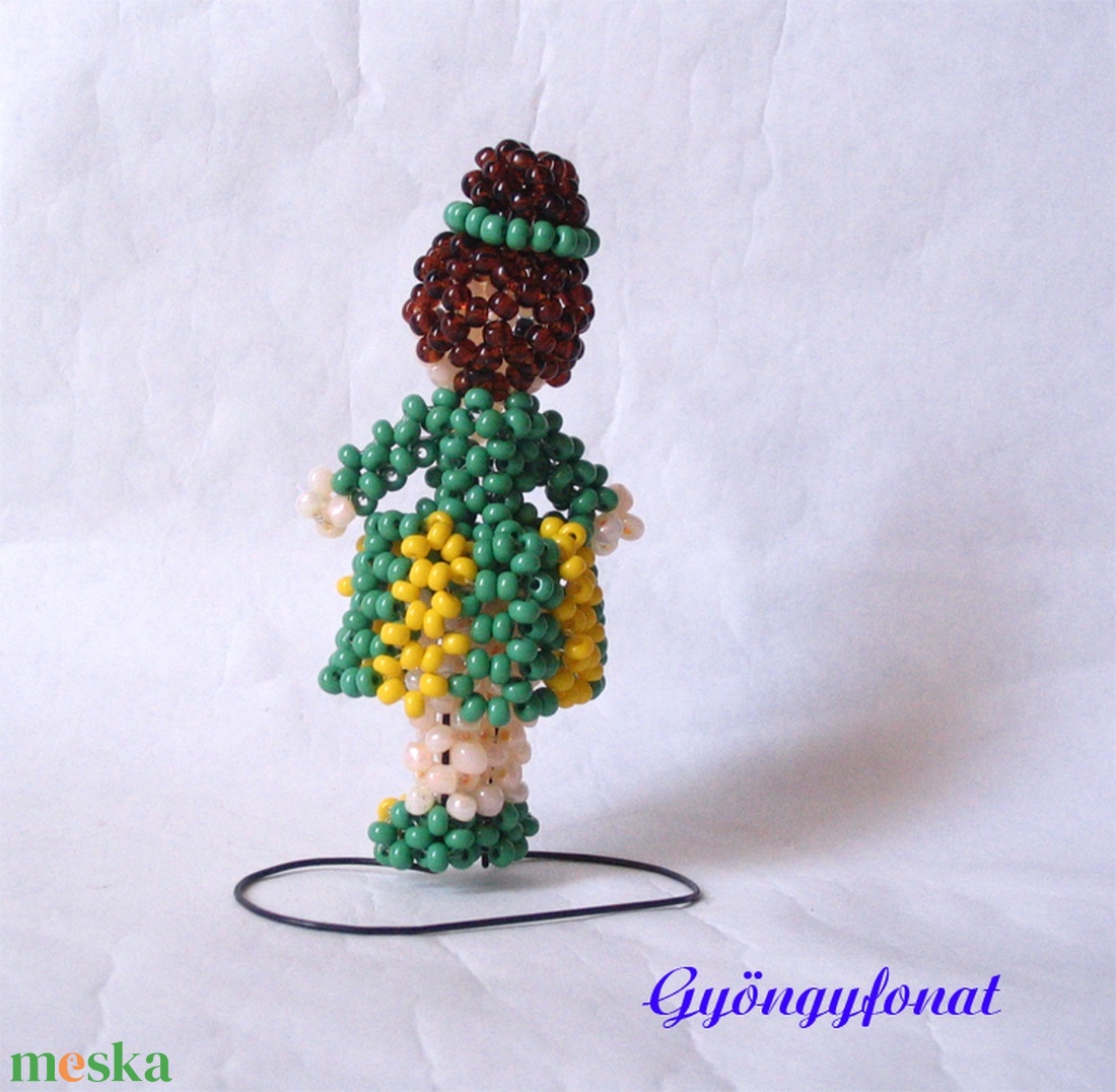 Lány csíkos szoknyában gyöngyből, kabalafigura - táska & tok - kulcstartó & táskadísz - kulcstartó - Meska.hu