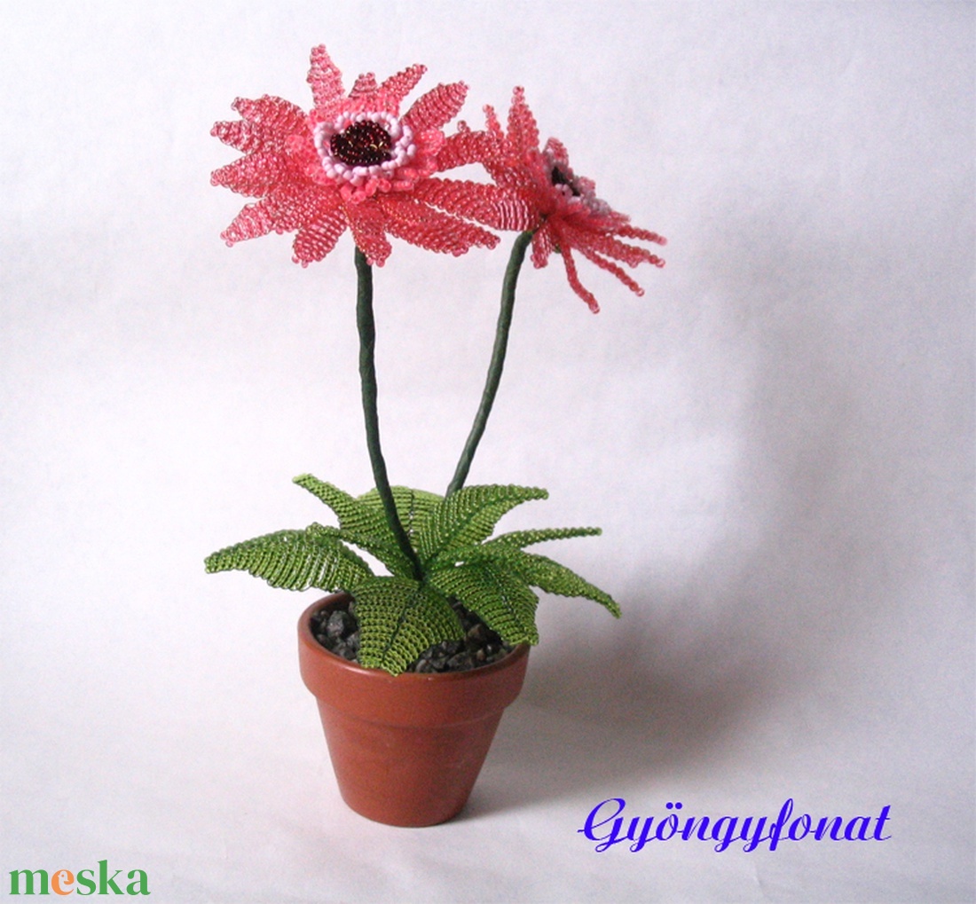 Gerbera cserépben gyöngyből, asztaldísz - otthon & életmód - dekoráció - asztal és polc dekoráció - asztaldísz - Meska.hu