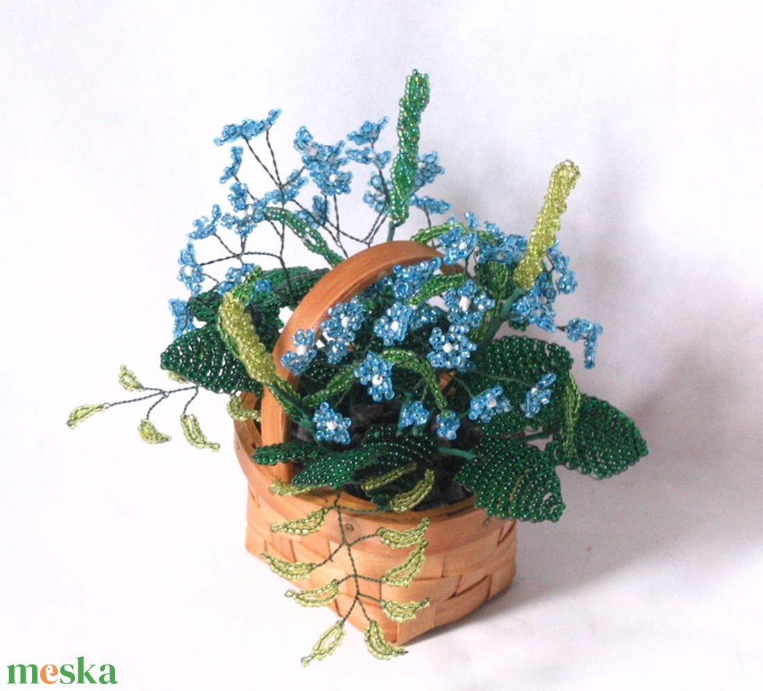 Kék nefelejcs virág kosárban,  gyöngyből, asztaldísz  - otthon & lakás - dekoráció - asztal és polc dekoráció - asztaldísz - Meska.hu