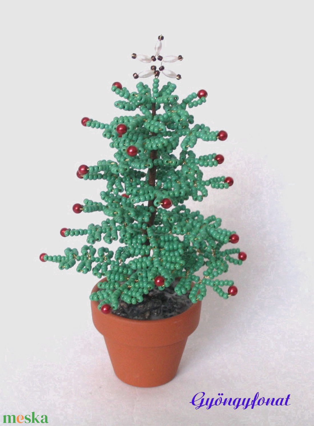 Karácsonyfa gyöngyből piros színű gömbökkel - karácsony - karácsonyi lakásdekoráció - karácsonyfa, grincsfa - Meska.hu