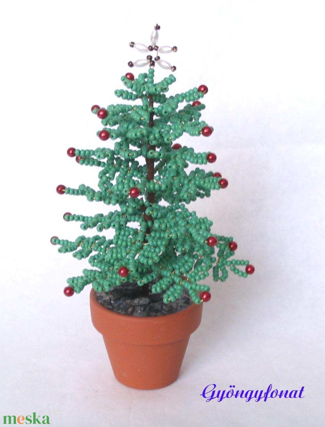 Karácsonyfa gyöngyből piros színű gömbökkel - karácsony - karácsonyi lakásdekoráció - karácsonyfa, grincsfa - Meska.hu