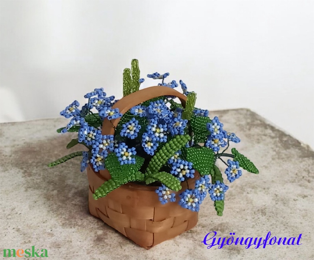Kék nefelejcs virág  gyöngyből kosárban, asztaldísz  - otthon & életmód - dekoráció - asztal és polc dekoráció - asztaldísz - Meska.hu