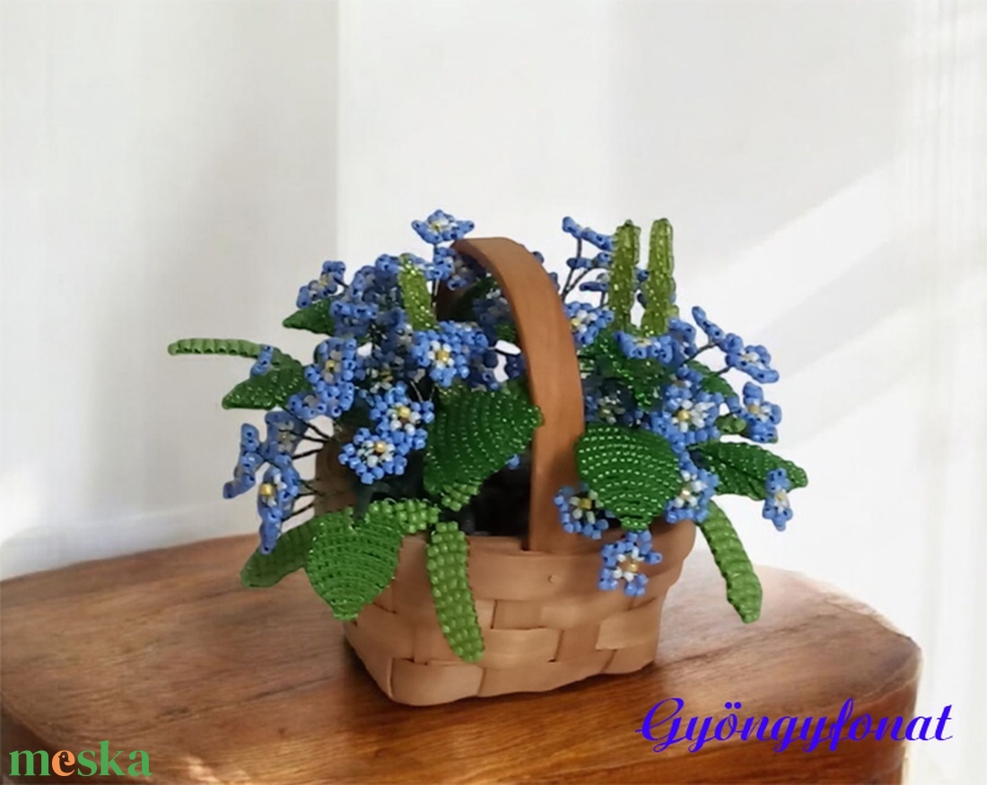 Kék nefelejcs virág  gyöngyből kosárban, asztaldísz  - otthon & életmód - dekoráció - asztal és polc dekoráció - asztaldísz - Meska.hu