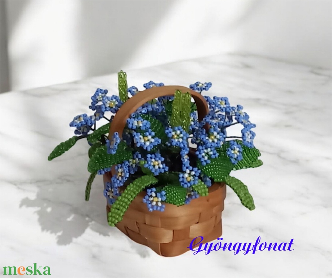 Kék nefelejcs virág  gyöngyből kosárban, asztaldísz  - otthon & életmód - dekoráció - asztal és polc dekoráció - asztaldísz - Meska.hu