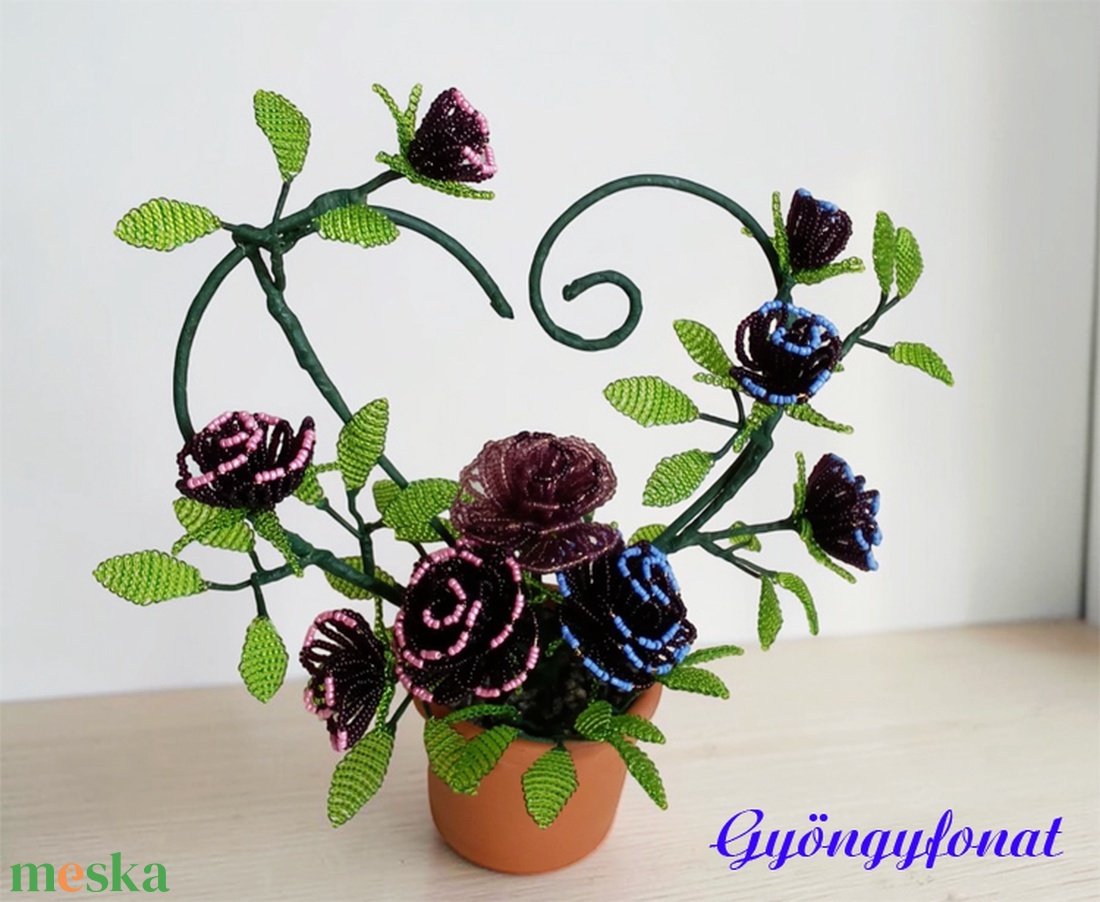 Lila rózsás asztaldísz gyöngyből - otthon & életmód - virágdekoráció - virágdíszek - asztali virágdísz - Meska.hu