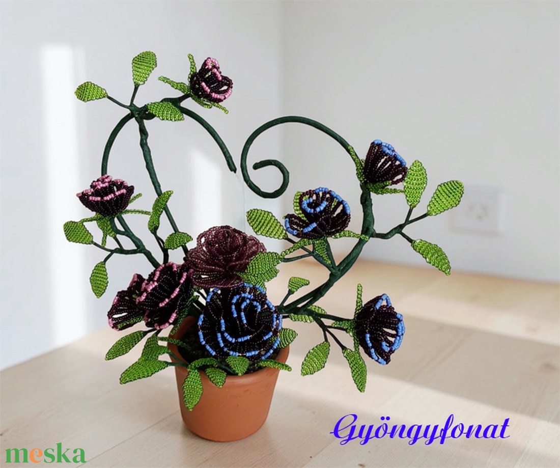 Lila rózsás asztaldísz gyöngyből - otthon & életmód - virágdekoráció - virágdíszek - asztali virágdísz - Meska.hu