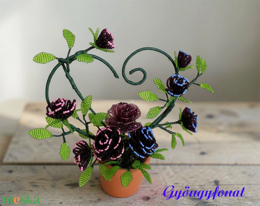 Lila rózsás asztaldísz gyöngyből - otthon & életmód - virágdekoráció - virágdíszek - asztali virágdísz - Meska.hu