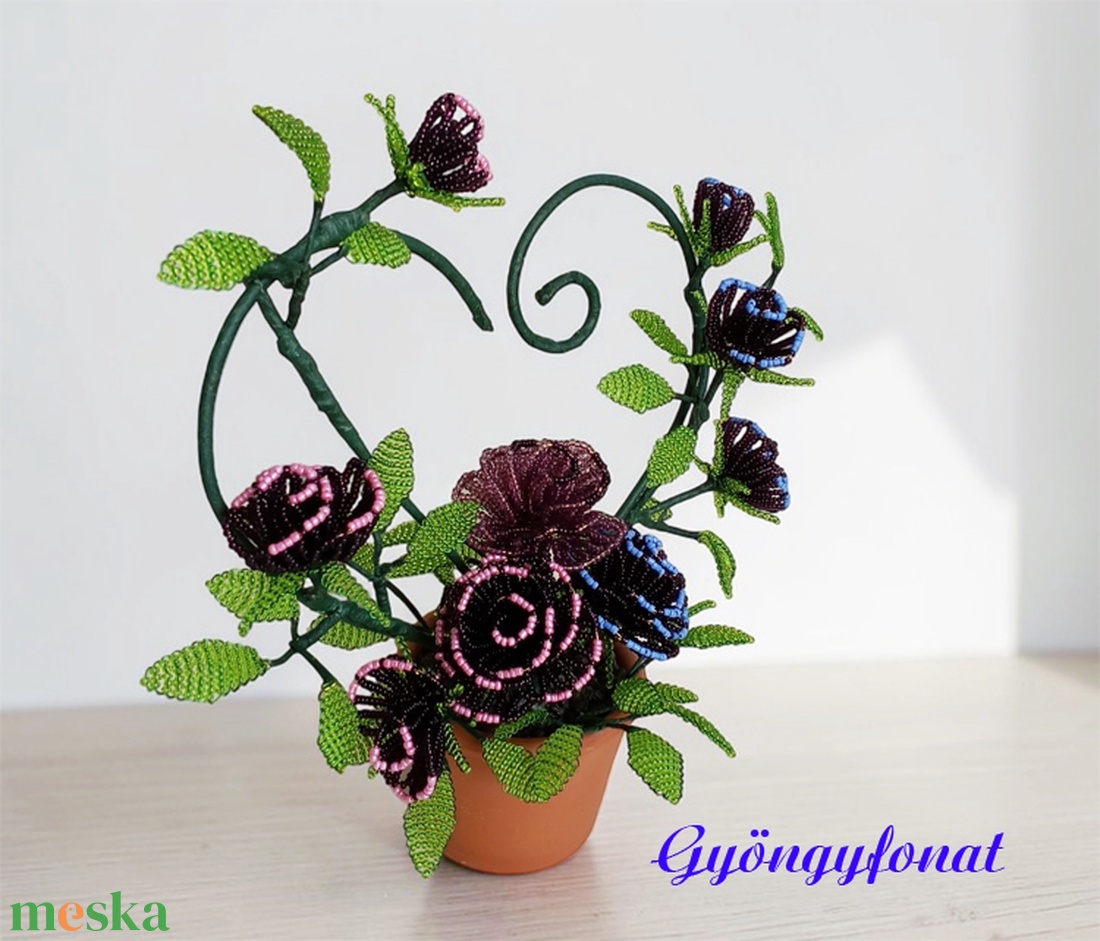 Lila rózsás asztaldísz gyöngyből - otthon & életmód - virágdekoráció - virágdíszek - asztali virágdísz - Meska.hu