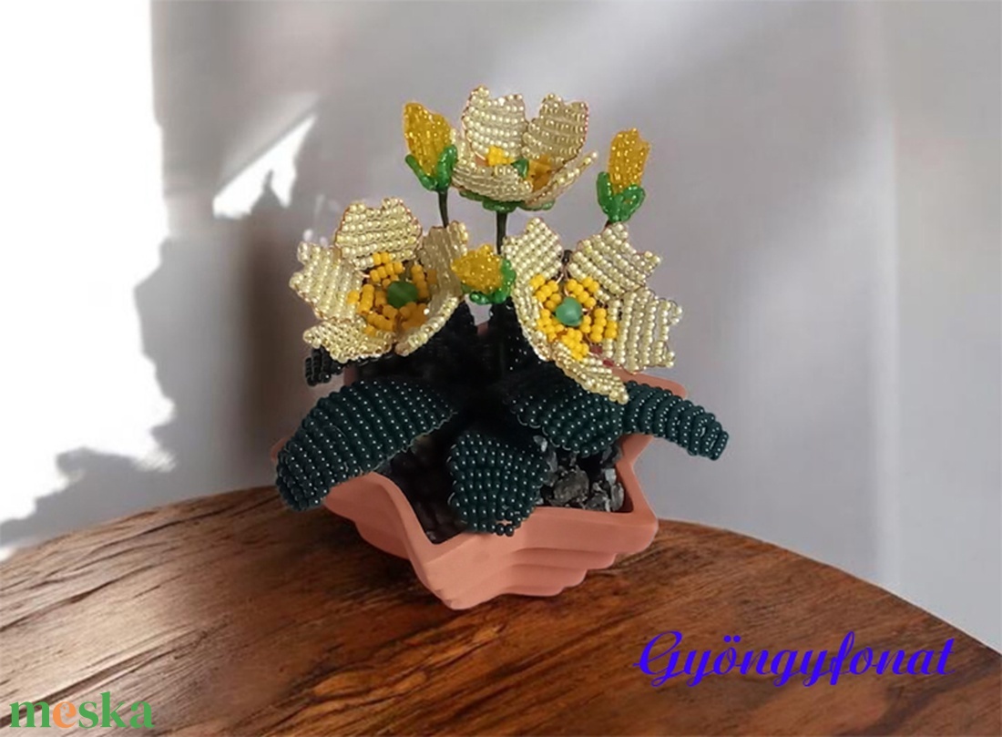 Virág gyöngyből (primula), anyák napjára - otthon & életmód - virágdekoráció - virágdíszek - asztali virágdísz - Meska.hu